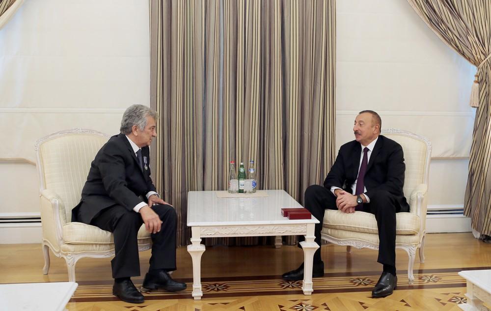 Prezident İlham Əliyev Xalq Artisti Rauf Abdullayevə "İstiqlal" ordenini təqdim edib (FOTO) (YENİLƏNİB)