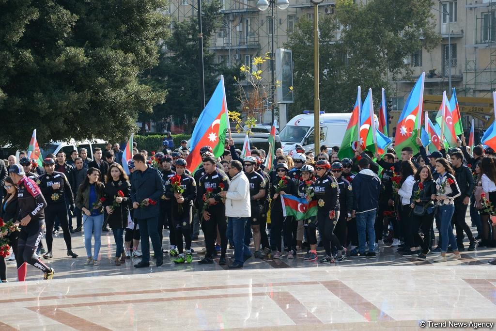 Paytaxtda Dövlət Bayrağı Gününə həsr olunan veloyürüş keçirilib (FOTO)