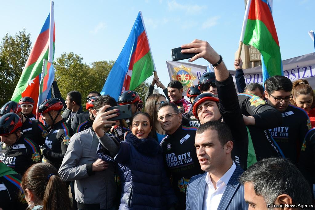 Paytaxtda Dövlət Bayrağı Gününə həsr olunan veloyürüş keçirilib (FOTO)