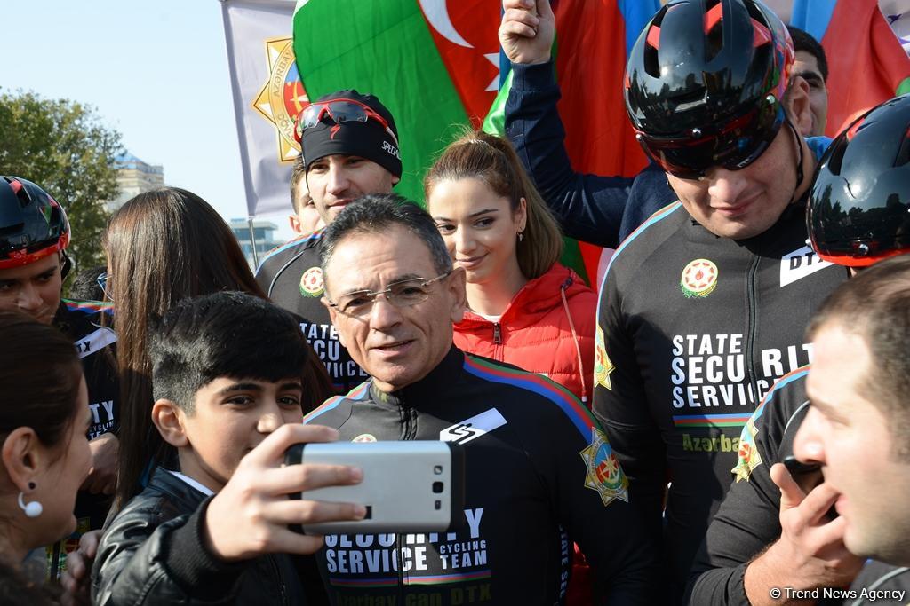 Paytaxtda Dövlət Bayrağı Gününə həsr olunan veloyürüş keçirilib (FOTO)