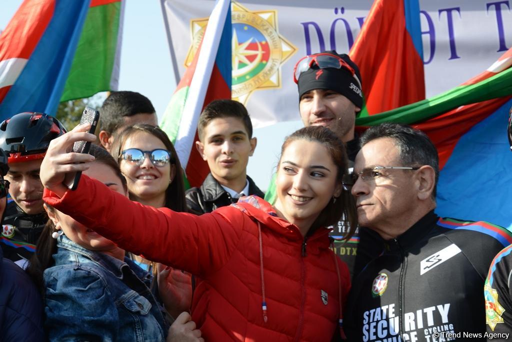Paytaxtda Dövlət Bayrağı Gününə həsr olunan veloyürüş keçirilib (FOTO)