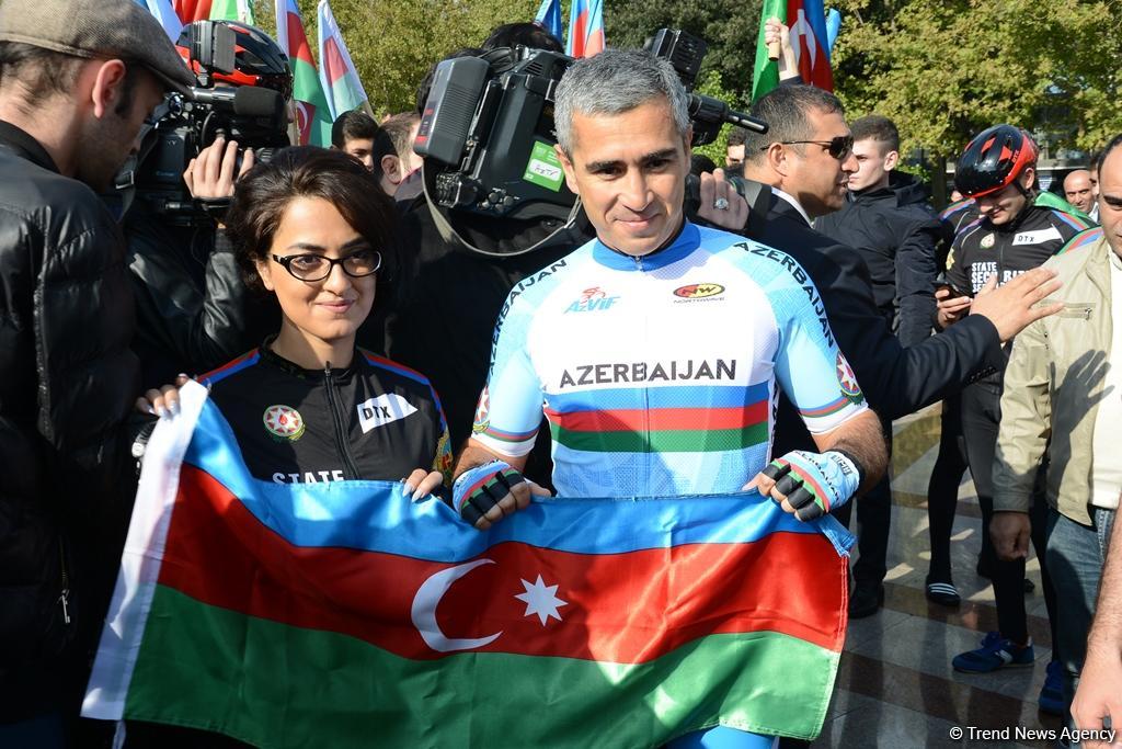 Paytaxtda Dövlət Bayrağı Gününə həsr olunan veloyürüş keçirilib (FOTO)