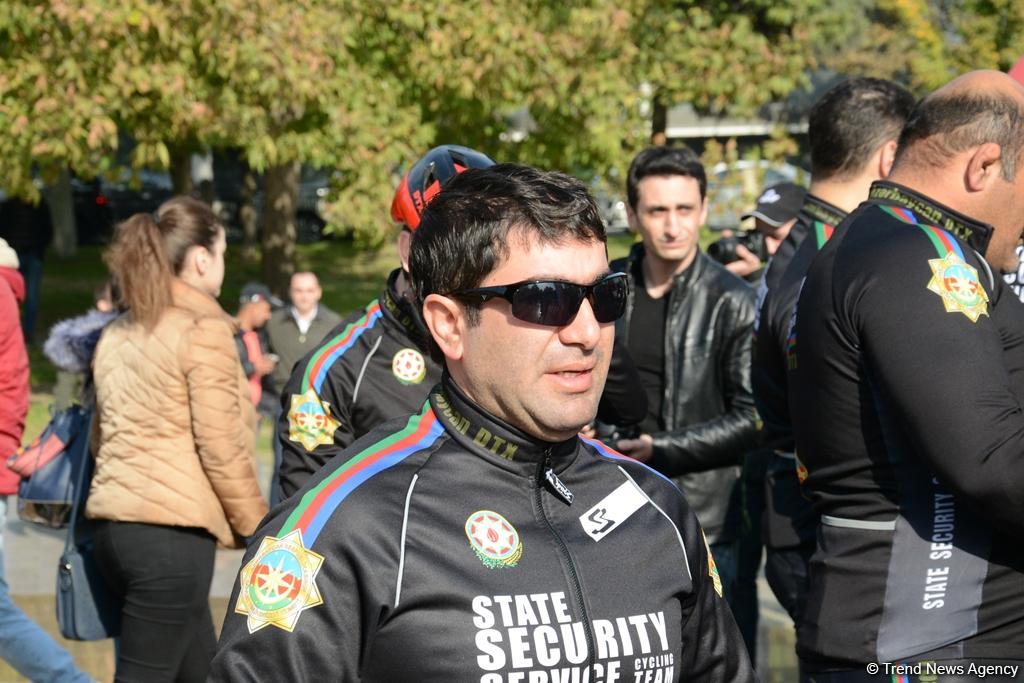 Paytaxtda Dövlət Bayrağı Gününə həsr olunan veloyürüş keçirilib (FOTO)