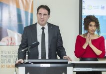 Nitq və eşitmə məhdudiyyətli qızlar üçün İKT təlimlərinə start verilib (FOTO)