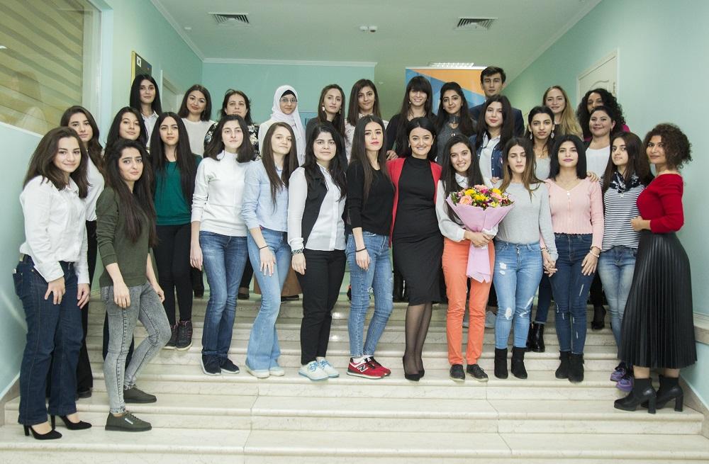 Nitq və eşitmə məhdudiyyətli qızlar üçün İKT təlimlərinə start verilib (FOTO)