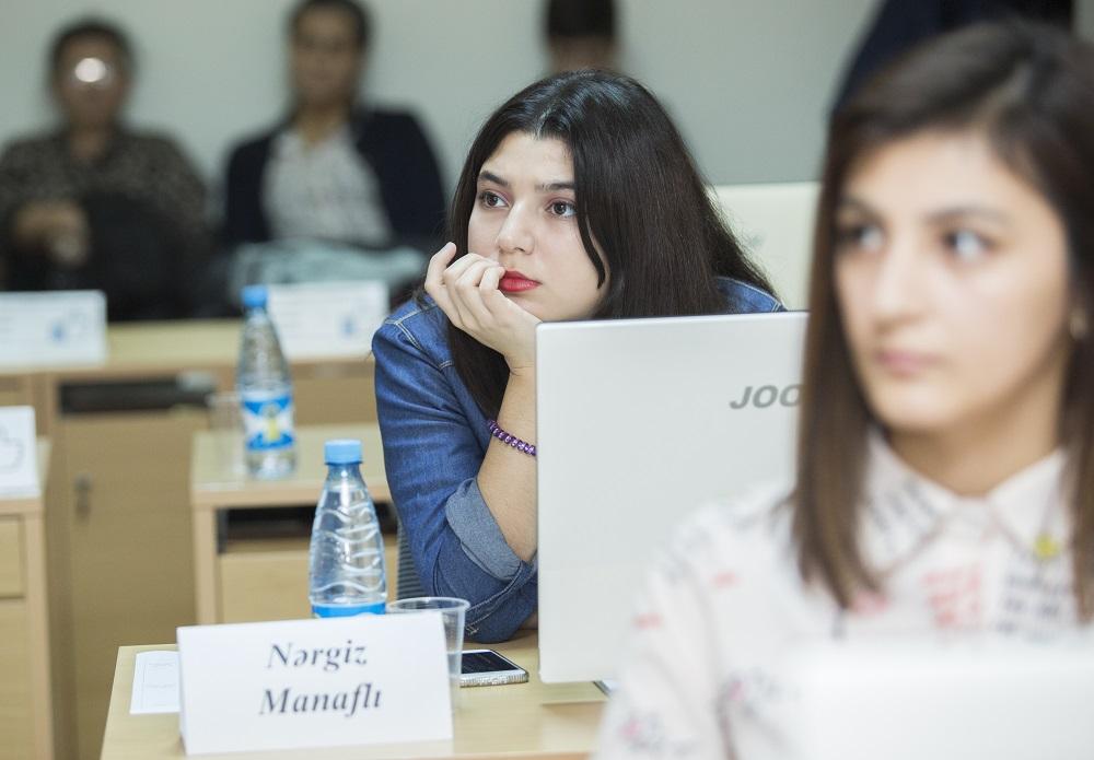 Nitq və eşitmə məhdudiyyətli qızlar üçün İKT təlimlərinə start verilib (FOTO)