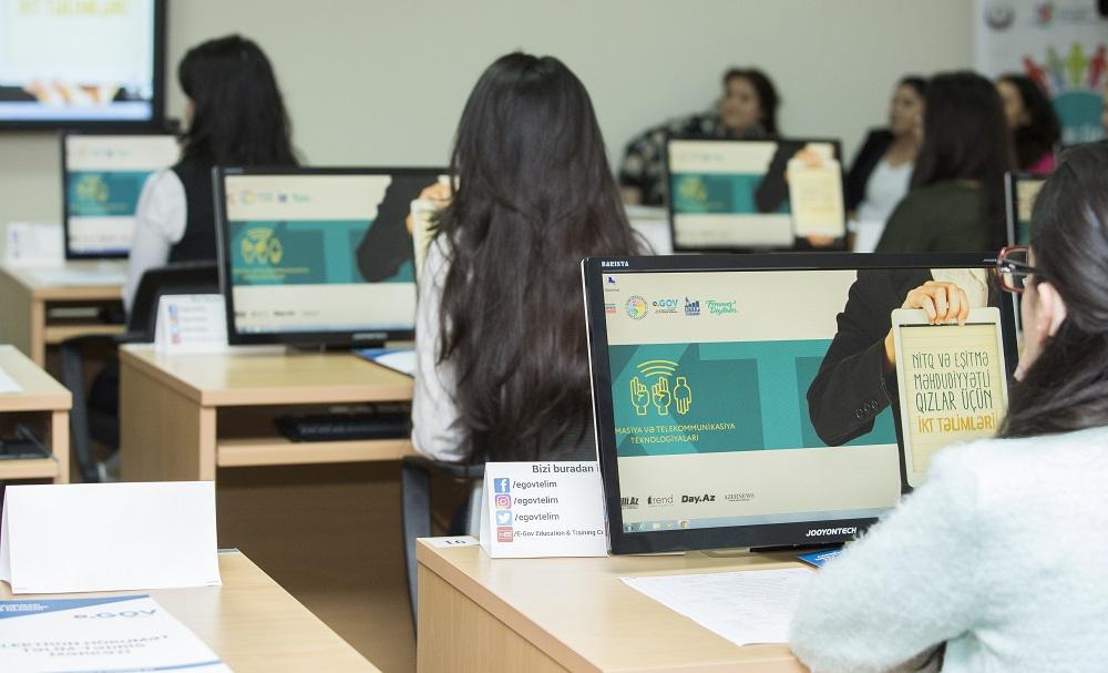 Nitq və eşitmə məhdudiyyətli qızlar üçün İKT təlimlərinə start verilib (FOTO)
