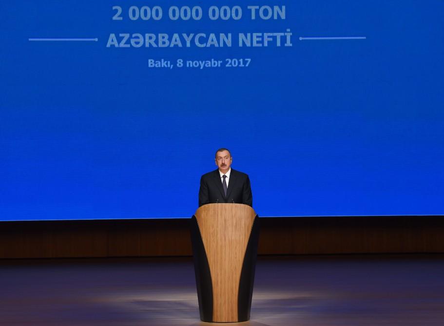 Prezident İlham Əliyev Azərbaycanda iki milyard ton neft hasilatı münasibətilə keçirilən mərasimdə iştirak edib (YENİLƏNİB-3) (FOTO)