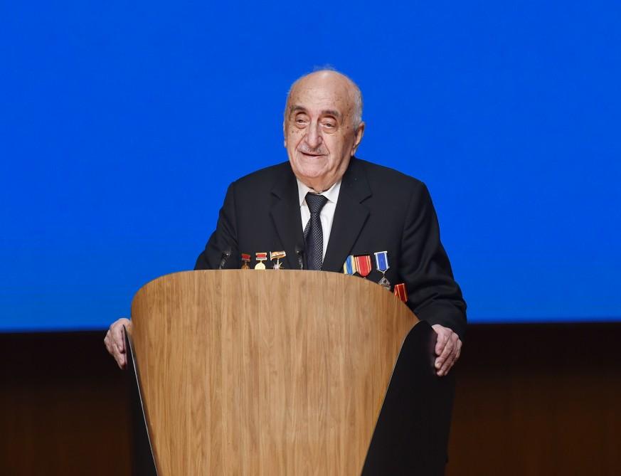 Prezident İlham Əliyev Azərbaycanda iki milyard ton neft hasilatı münasibətilə keçirilən mərasimdə iştirak edib (YENİLƏNİB-3) (FOTO)