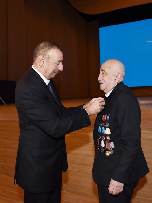 Prezident İlham Əliyev Azərbaycanda iki milyard ton neft hasilatı münasibətilə keçirilən mərasimdə iştirak edib (YENİLƏNİB-3) (FOTO)
