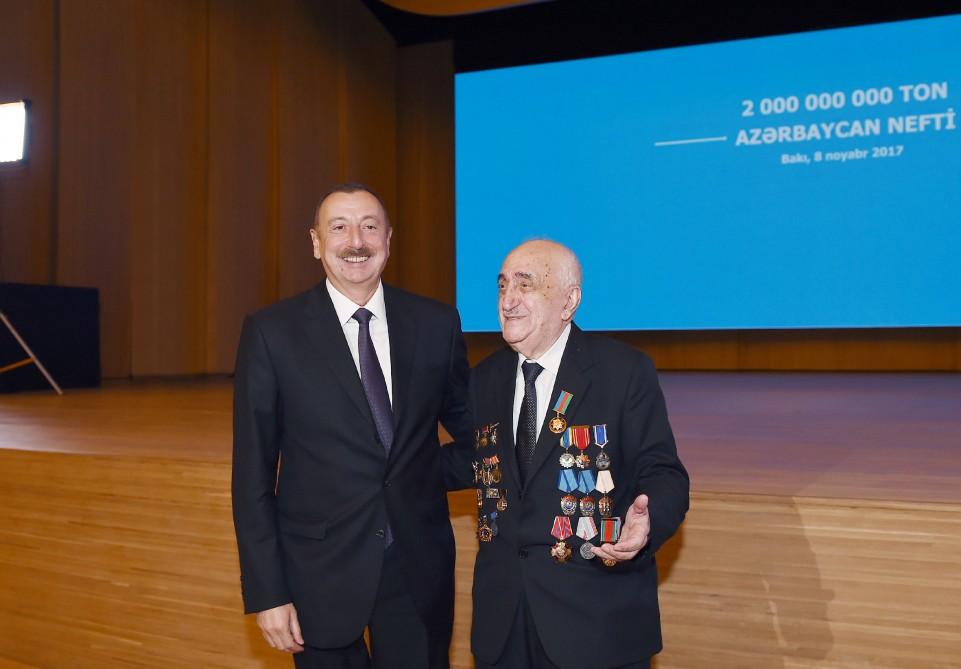 Prezident İlham Əliyev Azərbaycanda iki milyard ton neft hasilatı münasibətilə keçirilən mərasimdə iştirak edib (YENİLƏNİB-3) (FOTO)