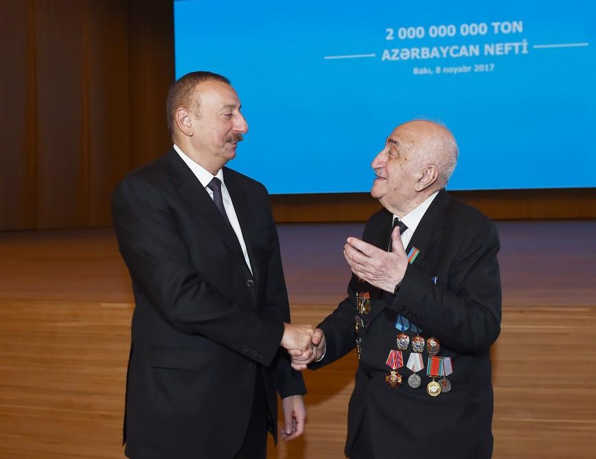 Prezident İlham Əliyev Azərbaycanda iki milyard ton neft hasilatı münasibətilə keçirilən mərasimdə iştirak edib (YENİLƏNİB-3) (FOTO)