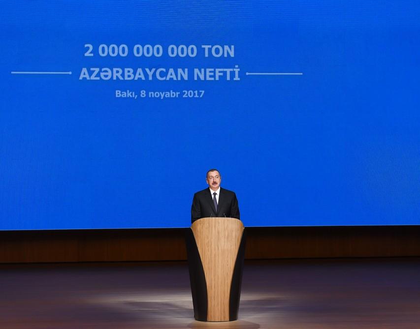 Prezident İlham Əliyev Azərbaycanda iki milyard ton neft hasilatı münasibətilə keçirilən mərasimdə iştirak edib (YENİLƏNİB-3) (FOTO)