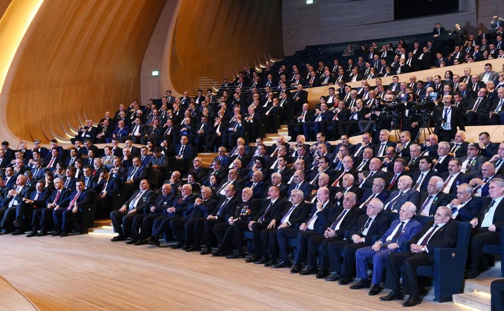 Prezident İlham Əliyev Azərbaycanda iki milyard ton neft hasilatı münasibətilə keçirilən mərasimdə iştirak edib (YENİLƏNİB-3) (FOTO)