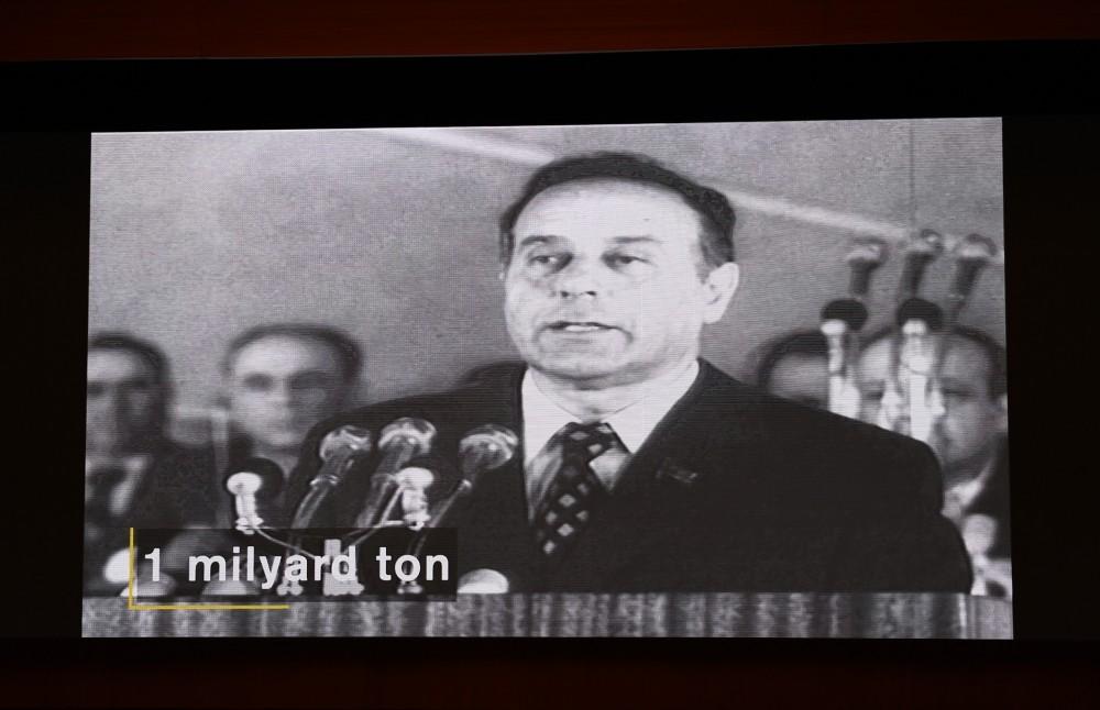 Prezident İlham Əliyev Azərbaycanda iki milyard ton neft hasilatı münasibətilə keçirilən mərasimdə iştirak edib (YENİLƏNİB-3) (FOTO)