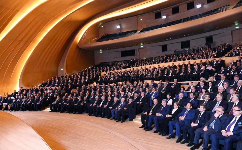 Prezident İlham Əliyev Azərbaycanda iki milyard ton neft hasilatı münasibətilə keçirilən mərasimdə iştirak edib (YENİLƏNİB-3) (FOTO)