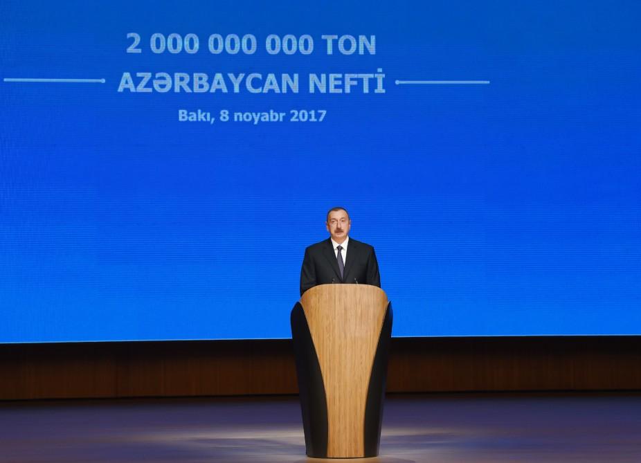 Prezident İlham Əliyev Azərbaycanda iki milyard ton neft hasilatı münasibətilə keçirilən mərasimdə iştirak edib (YENİLƏNİB-3) (FOTO)