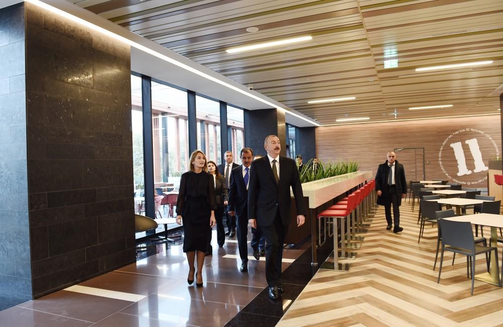 Prezident İlham Əliyev “Gəncə Mall” Ticarət Mərkəzində yaradılan şəraitlə tanış olub (FOTO)