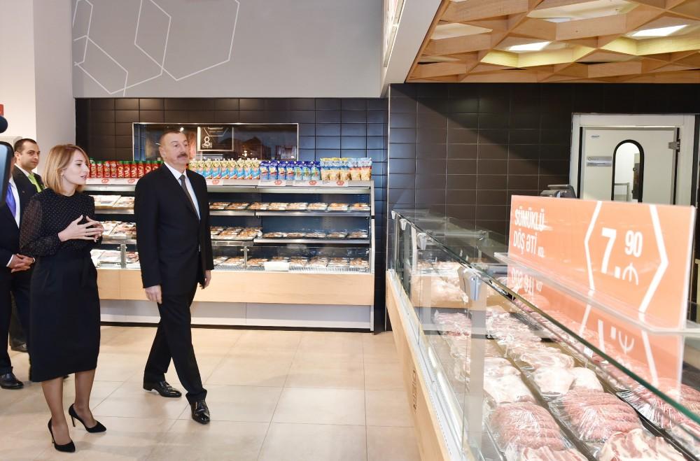Prezident İlham Əliyev “Gəncə Mall” Ticarət Mərkəzində yaradılan şəraitlə tanış olub (FOTO)
