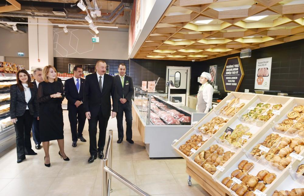 Prezident İlham Əliyev “Gəncə Mall” Ticarət Mərkəzində yaradılan şəraitlə tanış olub (FOTO)