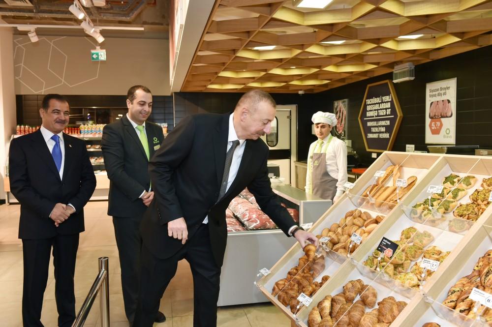 Prezident İlham Əliyev “Gəncə Mall” Ticarət Mərkəzində yaradılan şəraitlə tanış olub (FOTO)