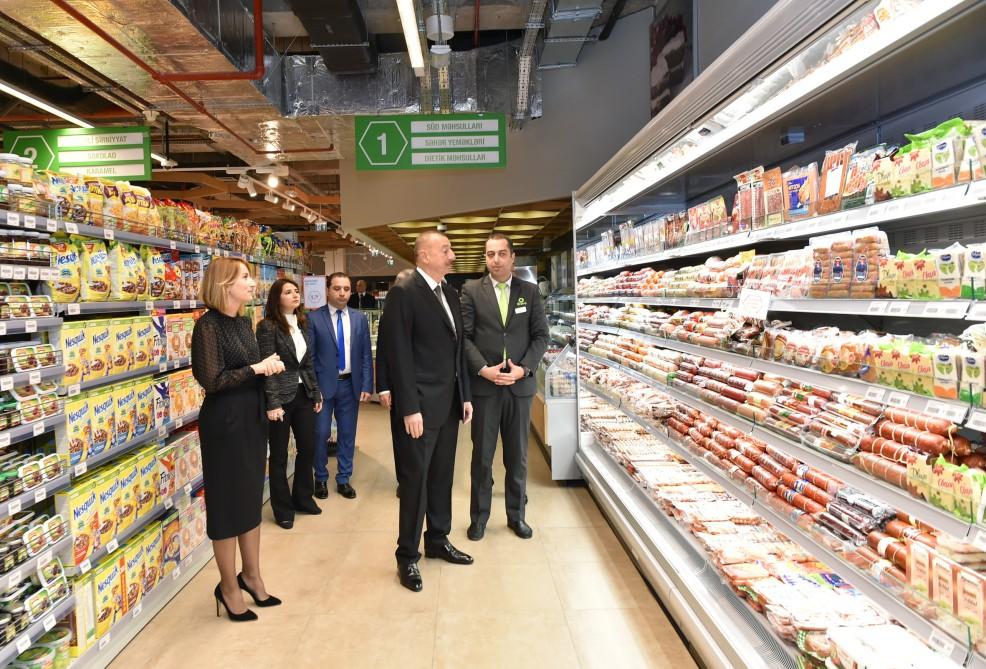 Prezident İlham Əliyev “Gəncə Mall” Ticarət Mərkəzində yaradılan şəraitlə tanış olub (FOTO)