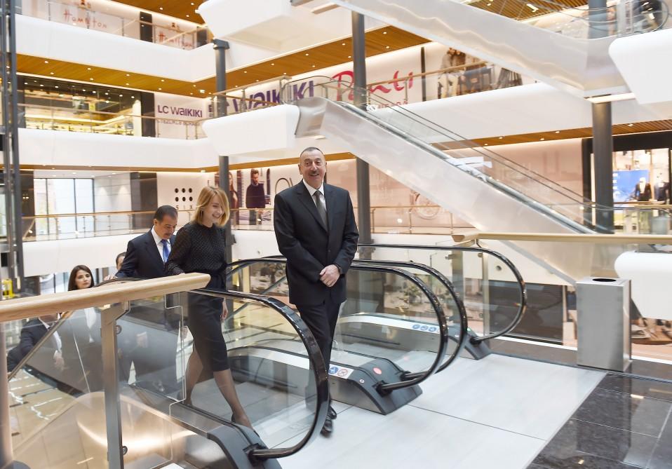 Prezident İlham Əliyev “Gəncə Mall” Ticarət Mərkəzində yaradılan şəraitlə tanış olub (FOTO)