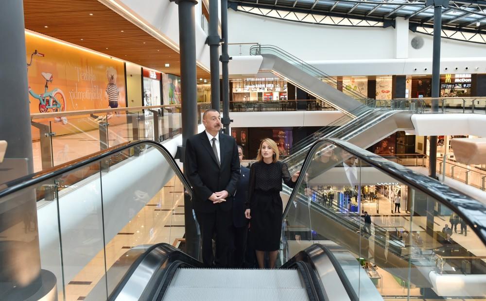 Prezident İlham Əliyev “Gəncə Mall” Ticarət Mərkəzində yaradılan şəraitlə tanış olub (FOTO)