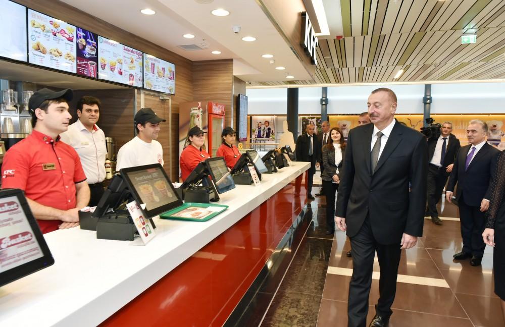Prezident İlham Əliyev “Gəncə Mall” Ticarət Mərkəzində yaradılan şəraitlə tanış olub (FOTO)