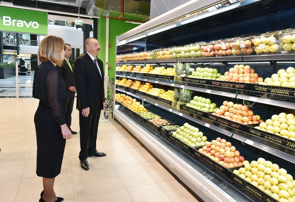 Prezident İlham Əliyev “Gəncə Mall” Ticarət Mərkəzində yaradılan şəraitlə tanış olub (FOTO)
