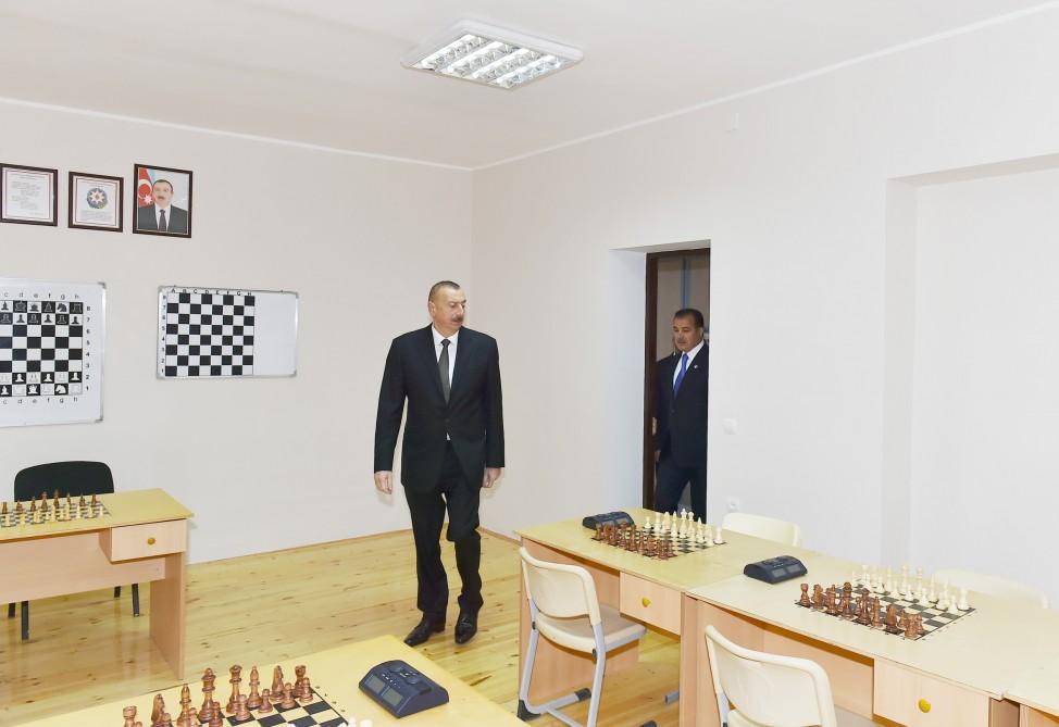Prezident İlham Əliyev Gəncə şəhər 1 saylı tam orta məktəbdə yenidənqurmadan sonra yaradılan şəraitlə tanış olub (FOTO)