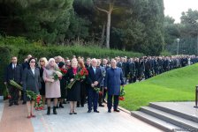 YAP-ın rəhbərliyi və üzvləri ümummilli lider Heydər Əliyevin xatirəsini yad ediblər (FOTO)