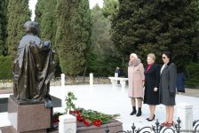 YAP-ın rəhbərliyi və üzvləri ümummilli lider Heydər Əliyevin xatirəsini yad ediblər (FOTO)