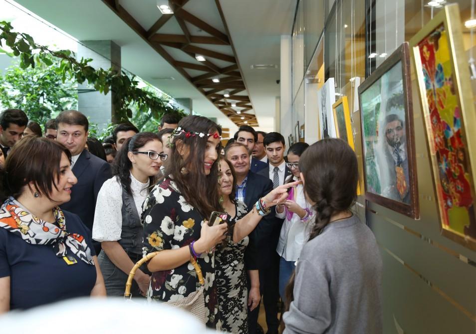 Leyla Əliyeva "Ekoloji problemlər və onların həlli yolları tələbələrin gözü ilə" sərgisinin açılışında iştirak edib (YENİLƏNİB) (FOTO)