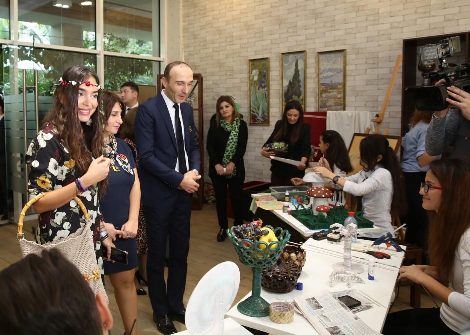 Leyla Əliyeva "Ekoloji problemlər və onların həlli yolları tələbələrin gözü ilə" sərgisinin açılışında iştirak edib (YENİLƏNİB) (FOTO)