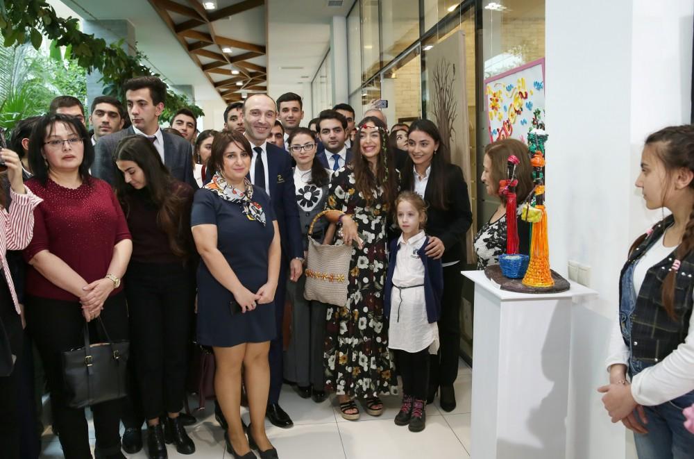 Leyla Əliyeva "Ekoloji problemlər və onların həlli yolları tələbələrin gözü ilə" sərgisinin açılışında iştirak edib (YENİLƏNİB) (FOTO)