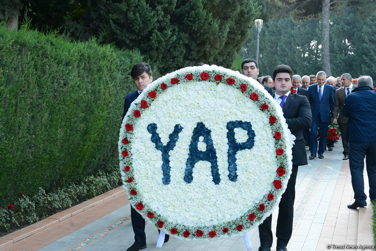 YAP-ın rəhbərliyi və üzvləri ümummilli lider Heydər Əliyevin xatirəsini yad ediblər (FOTO)