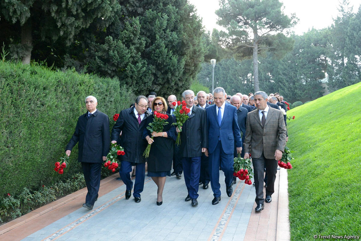 YAP-ın rəhbərliyi və üzvləri ümummilli lider Heydər Əliyevin xatirəsini yad ediblər (FOTO)
