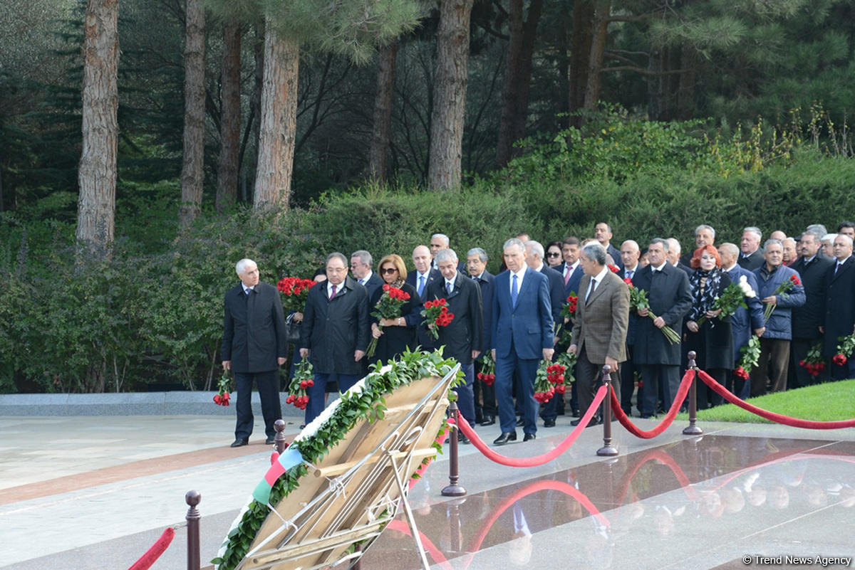 YAP-ın rəhbərliyi və üzvləri ümummilli lider Heydər Əliyevin xatirəsini yad ediblər (FOTO)