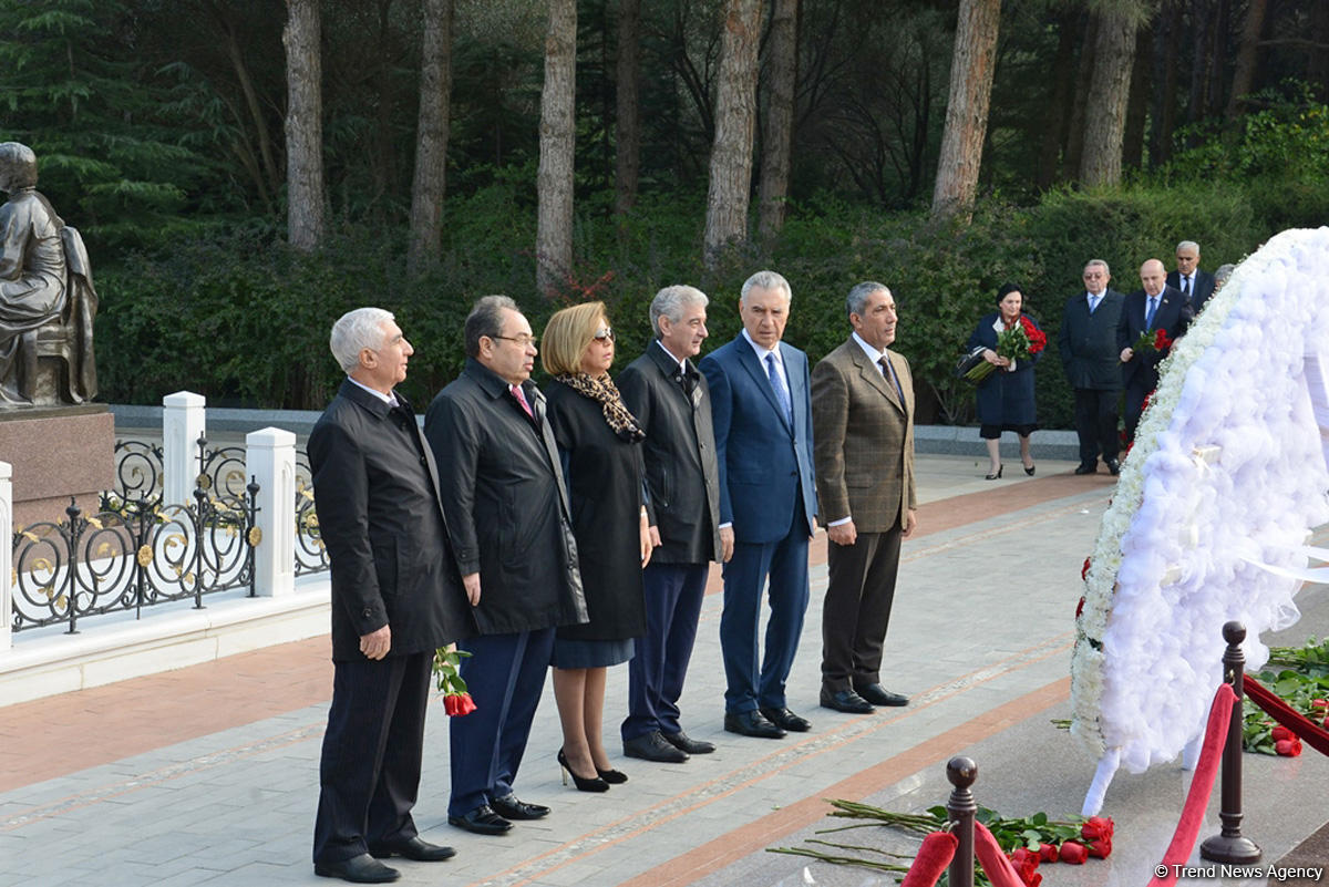 YAP-ın rəhbərliyi və üzvləri ümummilli lider Heydər Əliyevin xatirəsini yad ediblər (FOTO)