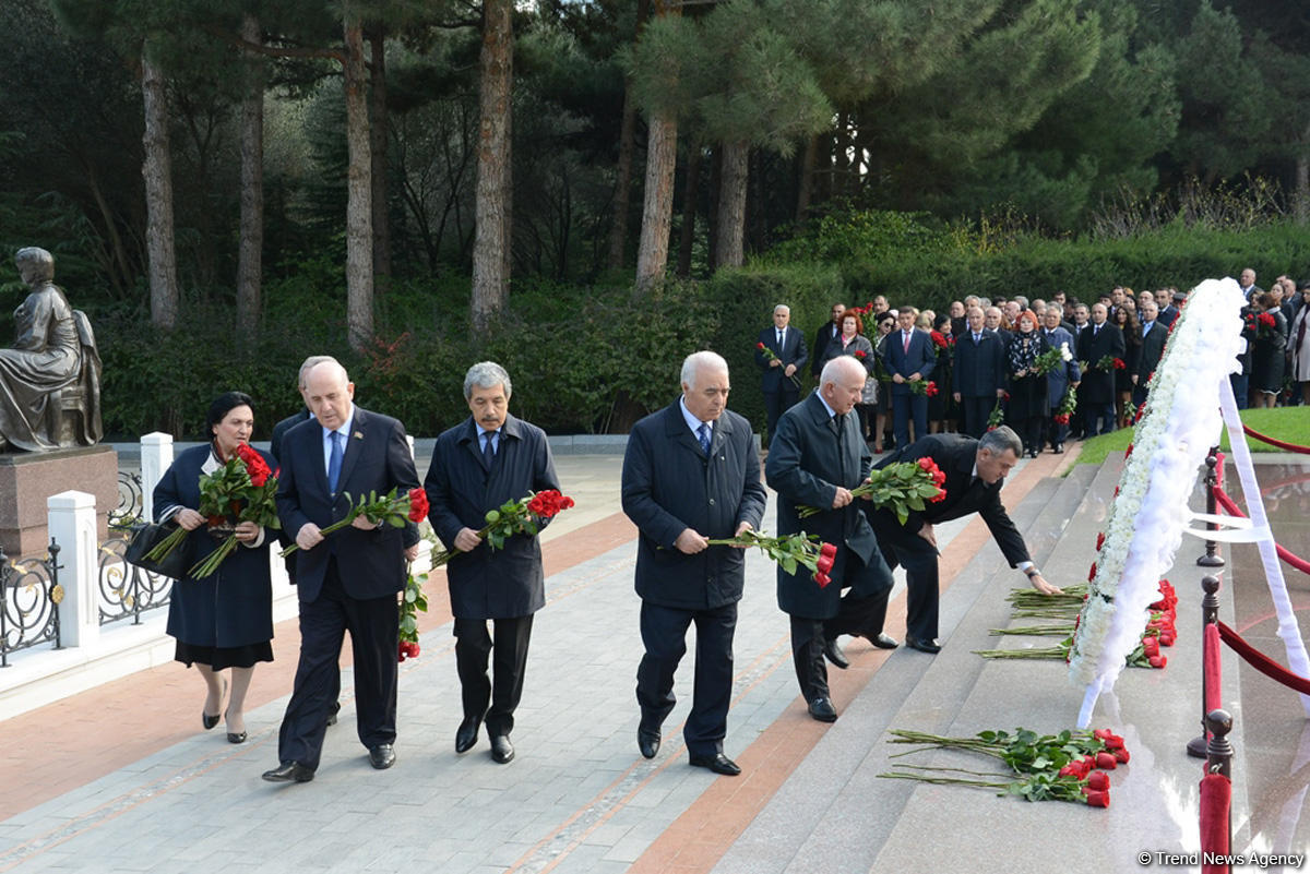 YAP-ın rəhbərliyi və üzvləri ümummilli lider Heydər Əliyevin xatirəsini yad ediblər (FOTO)