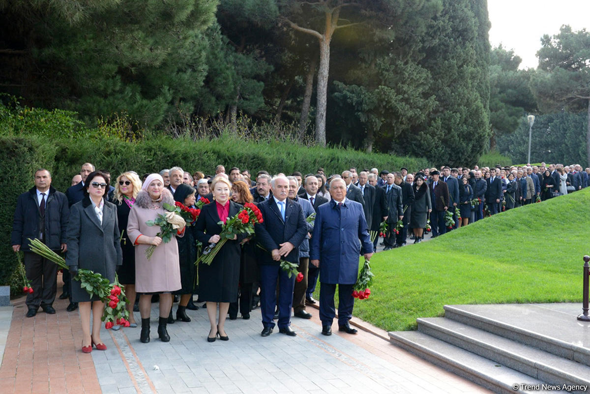 YAP-ın rəhbərliyi və üzvləri ümummilli lider Heydər Əliyevin xatirəsini yad ediblər (FOTO)