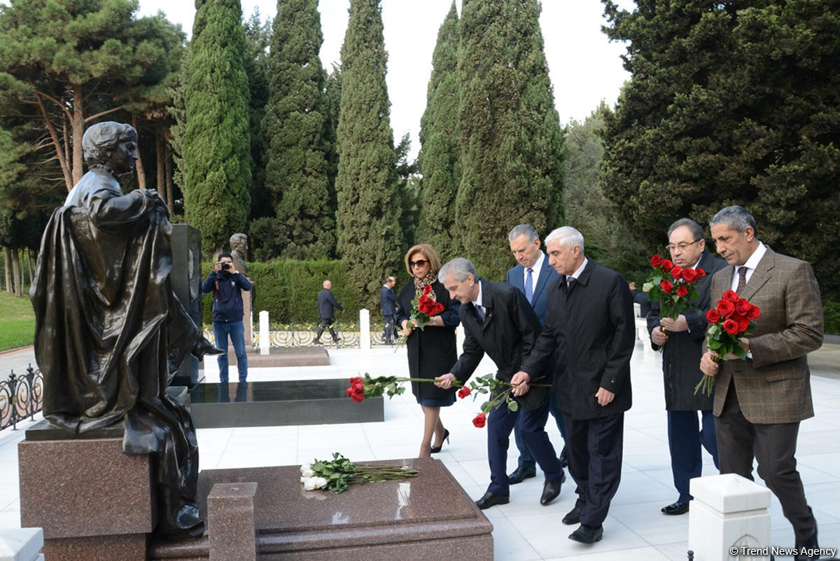 YAP-ın rəhbərliyi və üzvləri ümummilli lider Heydər Əliyevin xatirəsini yad ediblər (FOTO)