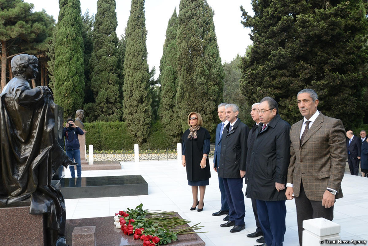 YAP-ın rəhbərliyi və üzvləri ümummilli lider Heydər Əliyevin xatirəsini yad ediblər (FOTO)