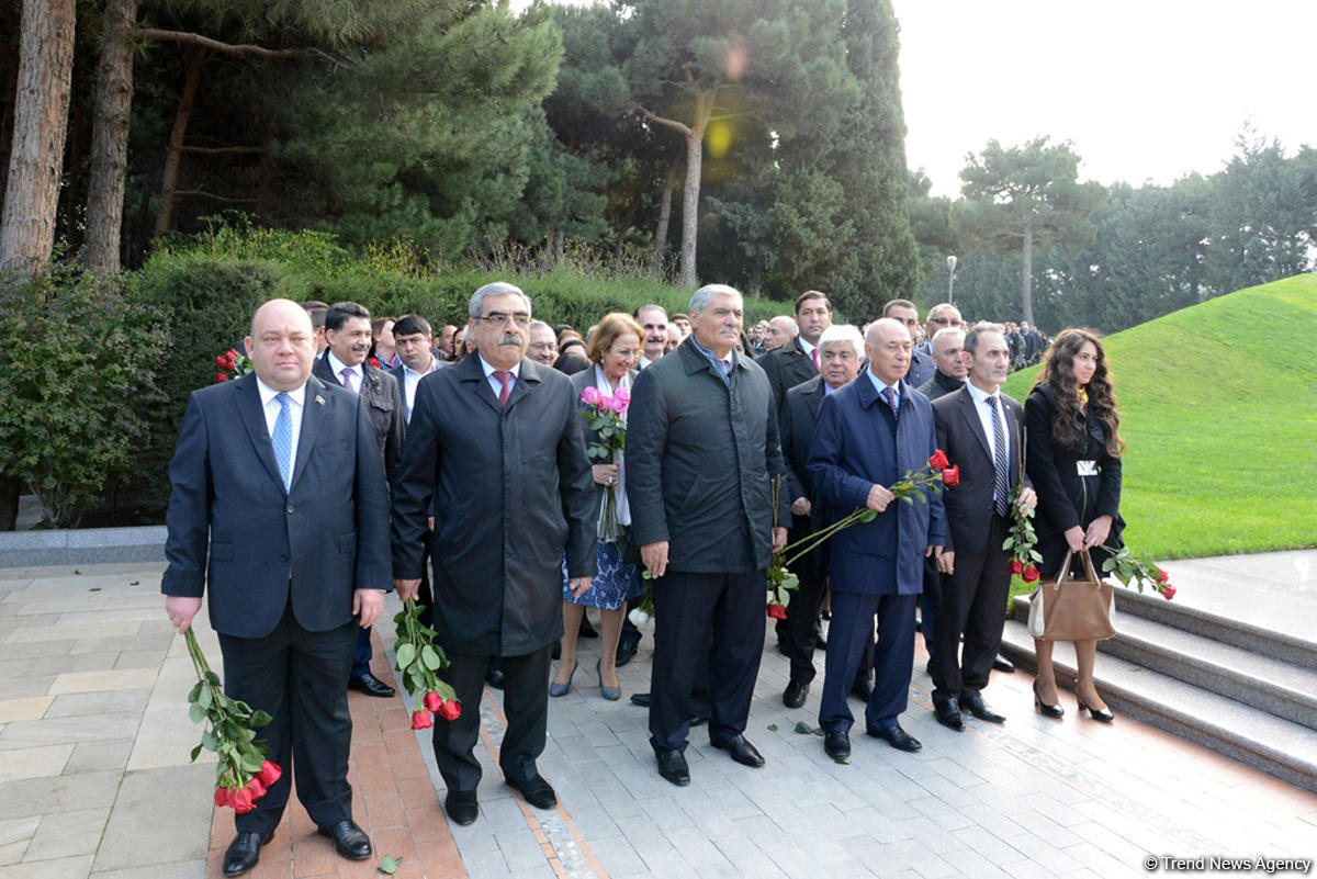 YAP-ın rəhbərliyi və üzvləri ümummilli lider Heydər Əliyevin xatirəsini yad ediblər (FOTO)