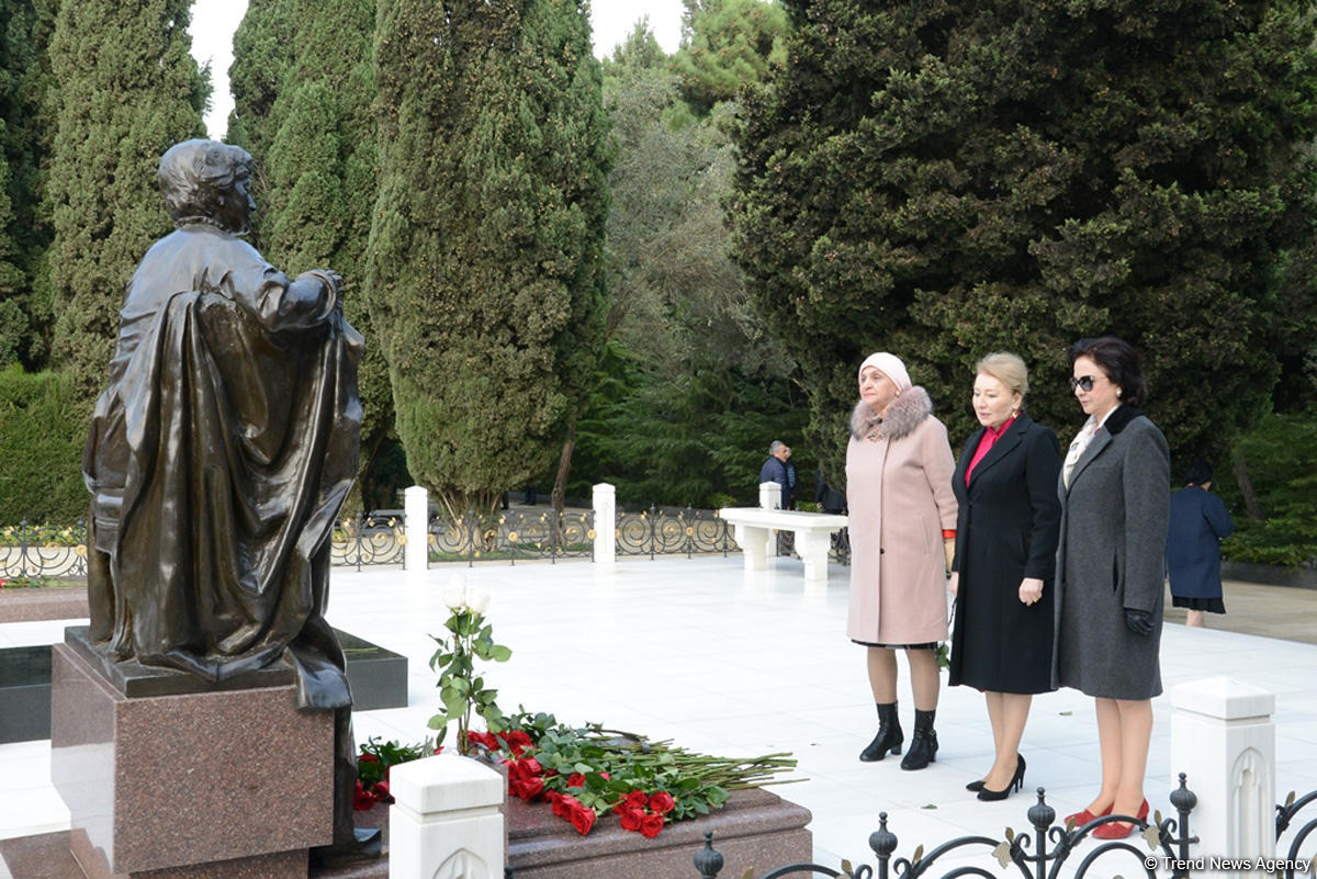 YAP-ın rəhbərliyi və üzvləri ümummilli lider Heydər Əliyevin xatirəsini yad ediblər (FOTO)