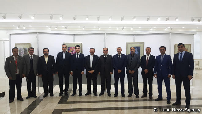 İranlı rəssamdan ənənəvilik və müasirlik