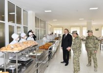 Ali Baş Komandan İlham Əliyev Ağcabədidə hərbi hissədə yaradılan şəraitlə tanış olub (FOTO)