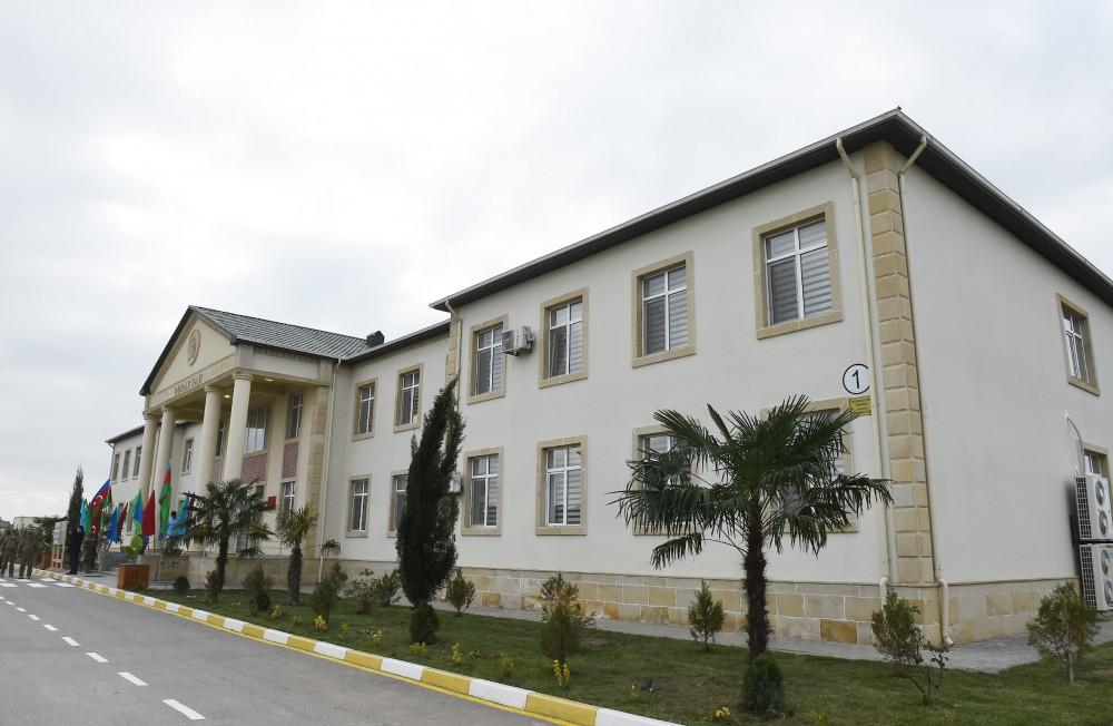 Ali Baş Komandan İlham Əliyev Ağcabədidə hərbi hissədə yaradılan şəraitlə tanış olub (FOTO)