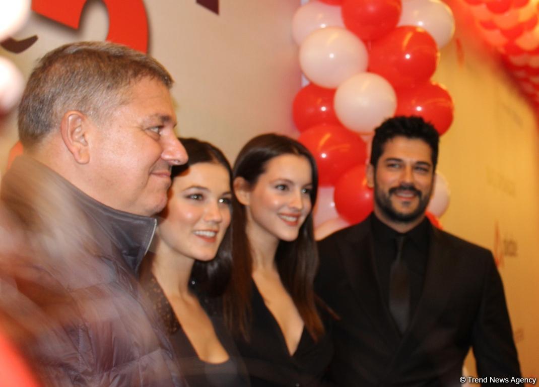 "Kardeşim benim 2" filminin təqdimatında Burak Özçivit də iştirak edib (FOTO)